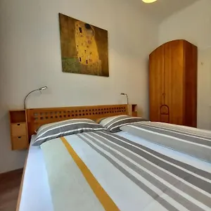  Apartment Altbauwohnung Neu Saniert - Fuer Familien Geeignet